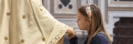 O Beijo à Mão do Sacerdote: Reverência ao Cristo Cabeça na Tradição da Igreja